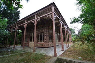 Abdulaziz Hunting Lodge İstanbul, Türkiye 'de yer almaktadır. 19. yüzyılda inşa edilmiş. Ahşap mimarinin önemli bir örneğidir..