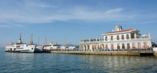 View Istanbul Historical Piers — Stock Photo, Image
