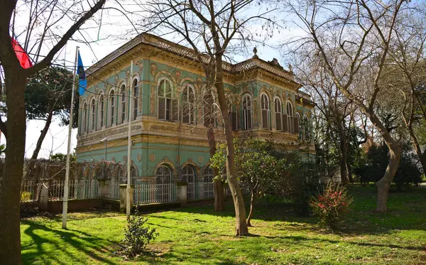 İstanbul, Türkiye 'de yer alan Tophane Pavyonu, 1852 yılında inşa edildi..