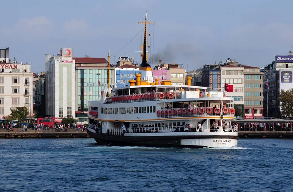İstanbul, Türkiye 'den bir gemi manzarası.