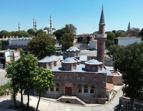 トルコのイスタンブールに位置するMolla Gurani Mosqueは 10世紀にセオドア教会として建てられました オスマン帝国時代にモスクに改装された — ストック写真