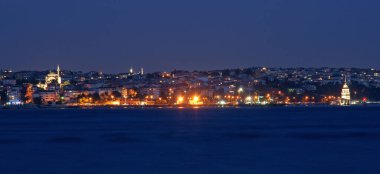 İstanbul, Türkiye 'den havai fişekler ve gece manzarası