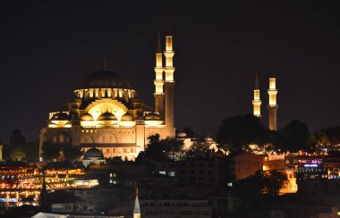 İstanbul, Türkiye 'den havai fişekler ve gece manzarası
