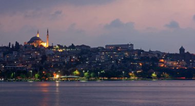 İstanbul, Türkiye 'den havai fişekler ve gece manzarası