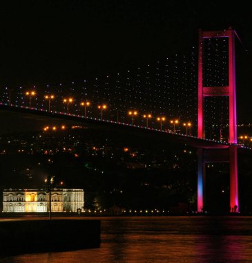 İstanbul, Türkiye 'den havai fişekler ve gece manzarası