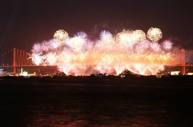 İstanbul, Türkiye 'den havai fişekler ve gece manzarası