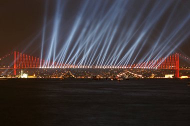 İstanbul, Türkiye 'den havai fişekler ve gece manzarası