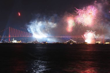 İstanbul, Türkiye 'den havai fişekler ve gece manzarası