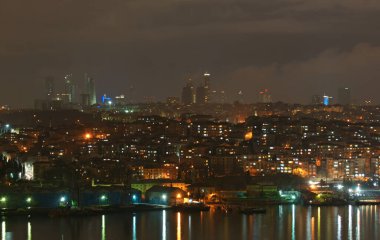 İstanbul, Türkiye 'den havai fişekler ve gece manzarası
