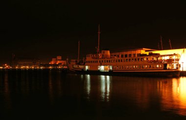 İstanbul, Türkiye 'den havai fişekler ve gece manzarası