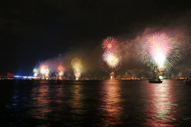İstanbul, Türkiye 'den havai fişekler ve gece manzarası