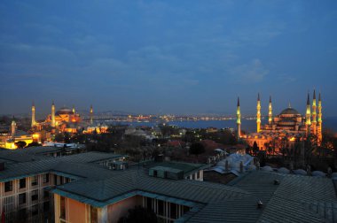 İstanbul, Türkiye 'den havai fişekler ve gece manzarası