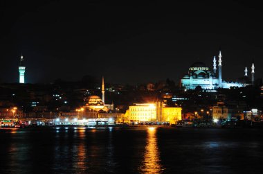 İstanbul, Türkiye 'den havai fişekler ve gece manzarası