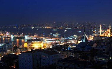 İstanbul, Türkiye 'den havai fişekler ve gece manzarası