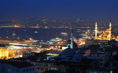 İstanbul, Türkiye 'den havai fişekler ve gece manzarası