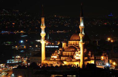 İstanbul, Türkiye 'den havai fişekler ve gece manzarası