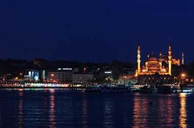 İstanbul, Türkiye 'den havai fişekler ve gece manzarası