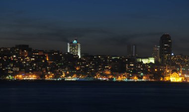 İstanbul, Türkiye 'den havai fişekler ve gece manzarası