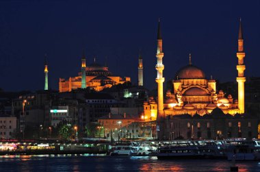 İstanbul, Türkiye 'den havai fişekler ve gece manzarası