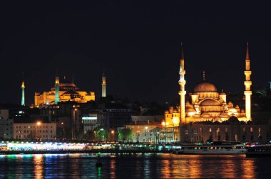 İstanbul, Türkiye 'den havai fişekler ve gece manzarası