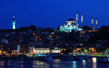 İstanbul, Türkiye 'den havai fişekler ve gece manzarası