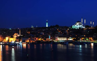 İstanbul, Türkiye 'den havai fişekler ve gece manzarası