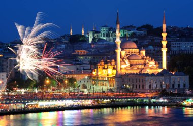 İstanbul, Türkiye 'den havai fişekler ve gece manzarası