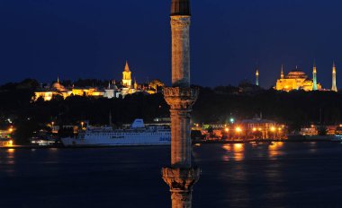 İstanbul, Türkiye 'den havai fişekler ve gece manzarası