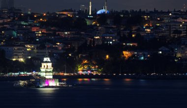 İstanbul, Türkiye 'den havai fişekler ve gece manzarası