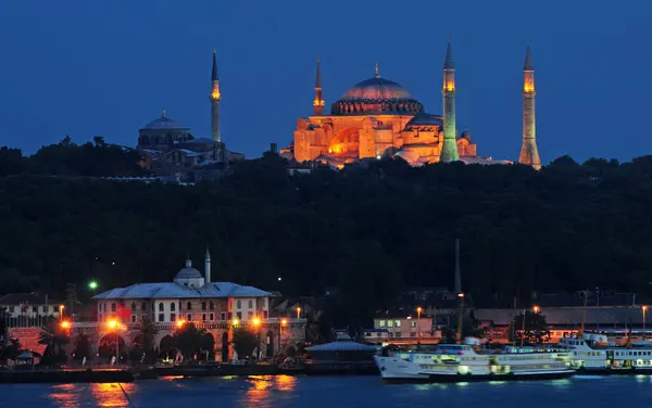 İstanbul, Türkiye 'den havai fişekler ve gece manzarası