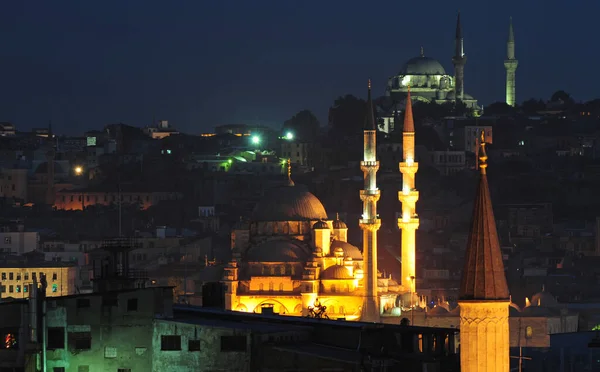 İstanbul, Türkiye 'den havai fişekler ve gece manzarası