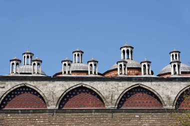 Türkiye 'nin İstanbul kentinde bulunan Tarihi Tophane-i Amire Binası 1743 yılında inşa edilmiştir. Top fırlatma ve askerlik hizmetlerinde kullanıldı..