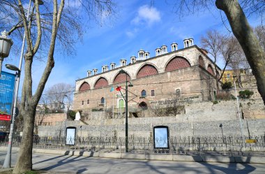 Türkiye 'nin İstanbul kentinde bulunan Tarihi Tophane-i Amire Binası 1743 yılında inşa edilmiştir. Top fırlatma ve askerlik hizmetlerinde kullanıldı..