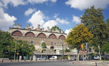 Türkiye 'nin İstanbul kentinde bulunan Tarihi Tophane-i Amire Binası 1743 yılında inşa edilmiştir. Top fırlatma ve askerlik hizmetlerinde kullanıldı..