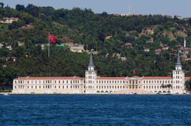 İstanbul, Türkiye 'deki Tarihi Kuleli Askeri Lisesi Binası 19. yüzyılda inşa edildi..