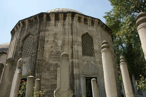 Türkiye 'nin İstanbul kentinde bulunan Siyavus Paşa Mezarı 17. yüzyılda inşa edildi..