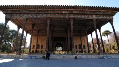 İsfahan, İran 'da yer alan Chehel Sotun Sarayı, Safeviler tarafından 17. yüzyılda inşa edilmiştir. Ahşap mimarisi var..