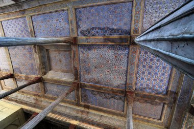 İsfahan, İran 'da yer alan Chehel Sotun Sarayı, Safeviler tarafından 17. yüzyılda inşa edilmiştir. Ahşap mimarisi var..