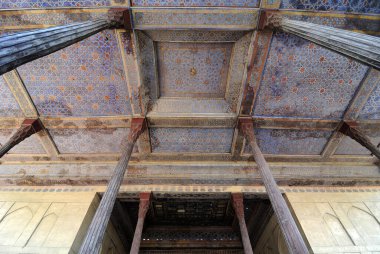 İsfahan, İran 'da yer alan Chehel Sotun Sarayı, Safeviler tarafından 17. yüzyılda inşa edilmiştir. Ahşap mimarisi var..