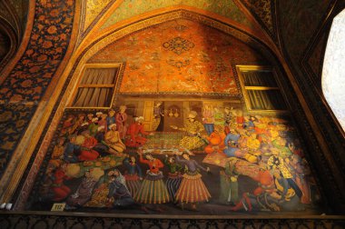 İsfahan, İran 'da yer alan Chehel Sotun Sarayı, Safeviler tarafından 17. yüzyılda inşa edilmiştir. Ahşap mimarisi var..