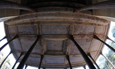 İsfahan, İran 'da yer alan Chehel Sotun Sarayı, Safeviler tarafından 17. yüzyılda inşa edilmiştir. Ahşap mimarisi var..