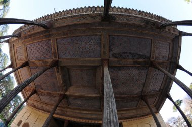 İsfahan, İran 'da yer alan Chehel Sotun Sarayı, Safeviler tarafından 17. yüzyılda inşa edilmiştir. Ahşap mimarisi var..