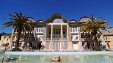 İran 'ın Şiraz kentinde yer alan Eram Garden, tarihi köşkü, zengin ağaçları ve bitkileriyle turistik bir ilgi merkezi..