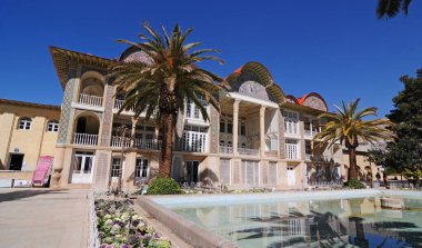 İran 'ın Şiraz kentinde yer alan Eram Garden, tarihi köşkü, zengin ağaçları ve bitkileriyle turistik bir ilgi merkezi..