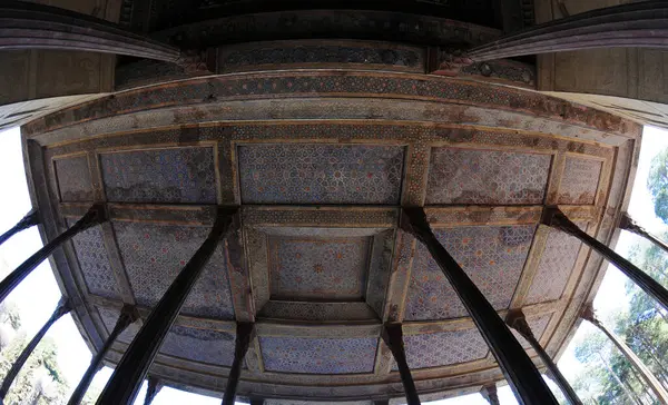 İsfahan, İran 'da yer alan Chehel Sotun Sarayı, Safeviler tarafından 17. yüzyılda inşa edilmiştir. Ahşap mimarisi var..