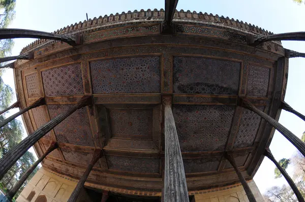 İsfahan, İran 'da yer alan Chehel Sotun Sarayı, Safeviler tarafından 17. yüzyılda inşa edilmiştir. Ahşap mimarisi var..