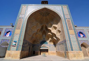 İran 'ın İsfahan ilinde yer alan Jameh Camii 9. yüzyılda inşa edilmiştir..