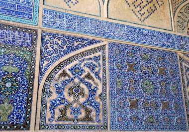 İran 'ın İsfahan ilinde yer alan Jameh Camii 9. yüzyılda inşa edilmiştir..