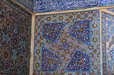 İran 'ın İsfahan ilinde yer alan Jameh Camii 9. yüzyılda inşa edilmiştir..