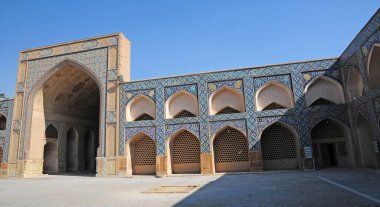 İran 'ın İsfahan ilinde yer alan Jameh Camii 9. yüzyılda inşa edilmiştir..